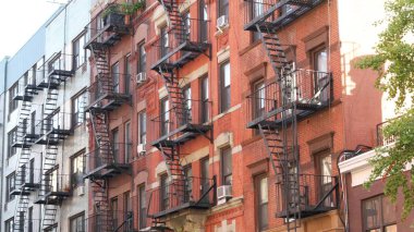 New York City klasik bina mimarisi, Manhattan, ABD. Şehir dışındaki konutlar. Birleşik Devletler 'de gayrimenkul. Tipik kırmızı tuğla cephesi. Yangın çıkışı, acil merdiven çıkışı..