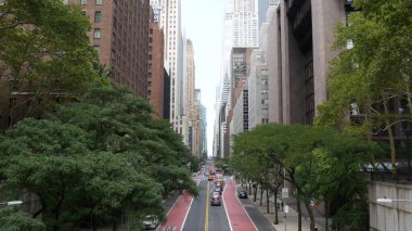 New York Manhattan Midtown mimarisi. Chrysler binası, ikonik gökdelen, 42 sokak, ABD. Amerikan şehir manzarası, New York Kulesi, Birleşik Devletler. Tudor City Köprüsü 'nden. Sarı taksi..