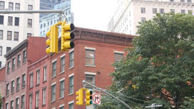 New York caddesi kavşağı, sarı trafik ışığı, ulaşım yolu kavşağı, Birleşik Devletler. Manhattan konut mimarisi. Kırmızı kahverengi tuğla. Şehir merkezi finans sektörü.