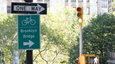 Bisiklet yolu tabelası, New York. Brooklyn Köprüsü bisiklet yolu, Manhattan 'da bisiklet yolu. Bisikletçiler yolu, Belediye Parkı. Eğlence amaçlı spor faaliyetleri altyapısı, Birleşik Devletler. Tek Yönlü Ok.