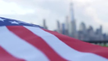 New York City rıhtım silueti, Manhattan Şehir Merkezi Dünya Ticaret Merkezi gökdeleni. New Jersey, ABD 'den şehir manzarası. Amerikan bayrağı 11 Eylül, ABD. Bağımsızlık ve Hatıra sembolü. Rüzgâr