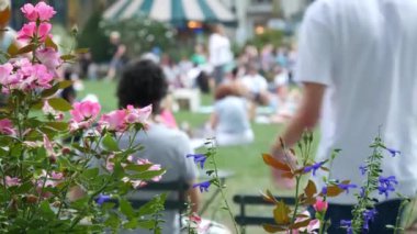New York, Manhattan Midtown Bryant Parkı 42 sokak ve 5. Cadde köşesi, Birleşik Devletler. Amerika 'da NYC' nin simgesi. Yaz yeşilliklerinde sandalye ve masa. Çimenlerdeki insanlar.