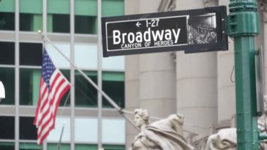 Broadway sokak tabelası, Manhattan şehir merkezi finans bölgesi mimarisi, New York. Trafik levhası. Amerikan bayrağı Alexander Hamilton U.S. Özel Ev, 1907 'de dikildi. Kahramanlar Kanyonu.