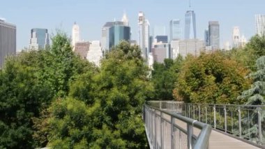 New York City Manhattan, Downtown Financial District Skyline şehir merkezi, Brooklyn Heights köprüsü, Birleşik Devletler. Şehir mimarisi, Dünya Ticaret Merkezi gökdeleni. Squibb Park Köprüsü