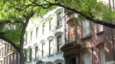 New York City konak binası, Brooklyn Heights yerleşim bölgesi, ABD. Brownstone şehir mimarisi, bağlı ev. Amerika Birleşik Devletleri emlak, Amerikan mülkü, New York 'ta apartmanlar ve evler.
