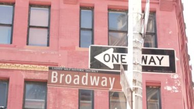 Broadway sokak tabelası, Manhattan şehir merkezi mülkü, kırmızı tuğlalı ev mimarisi, New York City emlak. Trafik işaretleri tek yönlü. Bayanlar Miles tarihi bölgesi, Birleşik Devletler.