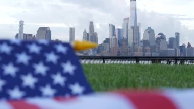 New York City rıhtım silueti, Manhattan Şehir Merkezi Dünya Ticaret Merkezi gökdeleni. New Jersey, ABD 'den şehir manzarası. Amerikan bayrağı 11 Eylül, ABD. Bağımsızlık ve Hatıra sembolü. Rüzgâr