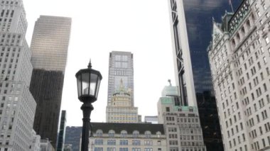 New York Şehri Manhattan Midtown. 5. Cadde 'deki Central Park, ABD. Amerika 'nın simgesi, NYC, ABD' deki şehir parkı. Grand Army Plaza, Pulitzer Plaza 'dan otel mimarisi.