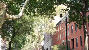 New York City konak binası, Brooklyn Heights yerleşim bölgesi, ABD. Brownstone şehir mimarisi, bağlı ev. Amerika Birleşik Devletleri emlak, Amerikan mülkü, New York 'ta apartmanlar ve evler.