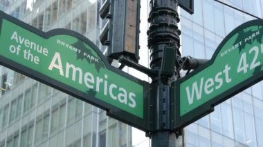 New York City kavşağı, 42 sokak kavşağı yeşil yol tabelası. 6. Cadde, Amerika Bulvarı, Midtown İş Bölgesi, New York, Bryant Park. Yükselen gökdelen mimarisi, metin yol işareti.