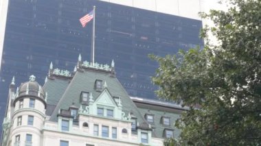 New York Şehri Manhattan Midtown. 5. Cadde 'deki Central Park, ABD. Amerika 'nın simgesi, NYC, ABD' deki şehir parkı. Grand Army Plaza, Pulitzer Plaza 'dan otel mimarisi.
