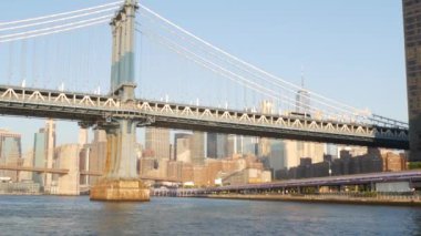 New York City Manhattan Köprüsü 'nden Brooklyn' e. Şehir merkezindeki liman kenti, 35. İskeleden ABD finans bölgesi gökdeleni. Doğu nehri ikonik manzarası, nehir kıyısında sabah gün batımı. Dünya Ticaret Merkezi