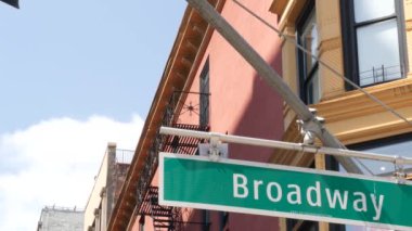 Broadway caddesi tabelası, Manhattan şehir merkezi mülkü, ev mimarisi, New York City emlak. Yol ayrımında yeşil yol işareti var. Tarihi bölge kavşağı, Birleşik Devletler.