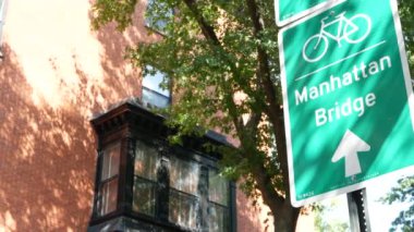 Bisiklet şeridi tabelası, Brooklyn Heights sokağı, New York. Manhattan Köprüsü bisiklet yolu, bisiklet yolu. Bisikletçiler yeşil yol işareti, ağaçlar. Eğlence amaçlı spor faaliyeti altyapısı, Birleşik Devletler.