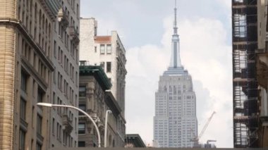 New York City Manhattan Midtown sokak mimarisi. Empire State binası, ABD 'de ikonik gökdelen. Amerikan şehir manzarası, ünlü NYC kulesi, Birleşik Devletler. Beşinci 5. Cadde. Greenwich Köyü.