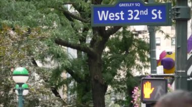 New York City kavşağı, Manhattan Broadway sokak kavşağı tabelası. Şehir merkezi, Greeley, Herald Square, Amerika Birleşik Devletleri. NYC metro küresi, metro girişi küre lambası, trafik ışığı, yol işareti..