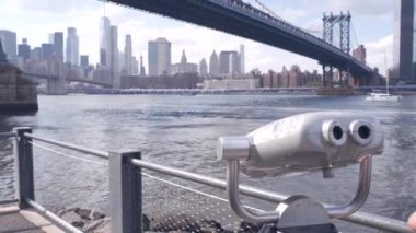 New York City Manhattan Köprüsü gözcüsü, kule görüntüleme dürbünü, Brooklyn, Dumbo, ABD. Şehir merkezindeki rıhtım manzarası, gökdelen silüeti. Riverfront turizm güvertesi, East River. Dünya Ticaret Merkezi.