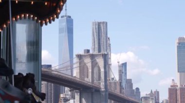 Brooklyn Köprüsü, New York City Manhattan şehir merkezi gökyüzü mimarisi, finans bölgesi şehir manzarası, Birleşik Devletler. Dünya Ticaret Merkezi, Dünya Ticaret Merkezi gökdeleni. Dumbo Rıhtım Eski Atlıkarınca, ABD.