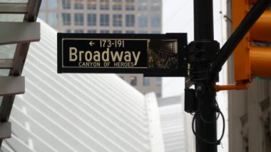 Broadway sokak tabelası, Manhattan şehir merkezi finans bölgesi mimarisi, New York, Fulton sokak köşesi. Trafik levhası. Dünya Ticaret Merkezi yakınlarında sarı trafik ışığı. Metro girişi.