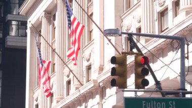 New York City kavşağı, Fulton sokak kavşağı tabelası. Manhattan şehir merkezi finans bölgesi mimarisi, NYC, ABD. Sarı trafik ışığı, Amerikan bayrağı ve Broadway yakınlarında yol işareti.