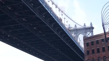 Dumbo, Brooklyn 'deki New York City Manhattan Köprüsü. Water Caddesi Kemer Yolu 'nun yanındaki Plymouth Caddesi' ndeki kırmızı tuğladan bina. Klasik NYC endüstriyel mimarisi altında. Amerika Birleşik Devletleri 'nin altında turistik bölge.