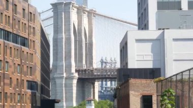 New York Şehri Brooklyn Köprüsü ve Manhattan Köprüsü. NYC modern mimarisi. Birleşik Devletler emlak, Brooklyn Heights. Columbia Heights Caddesi 'ndeki Squibb Park yakınlarında iki köprü manzarası var. ABD 'ye Seyahat.