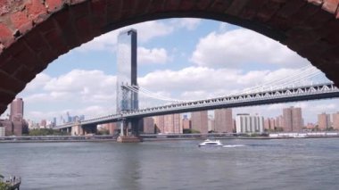 New York City Manhattan Köprüsü 'nden Brooklyn Dumbo' ya. Amerika Birleşik Devletleri 'nin varış noktası olan East River nehri kıyısındaki deniz kenarındaki pazar çatısı manzaralı. ABD 'deki Riverfront konut binaları. Eski kırmızı tuğla kemer
