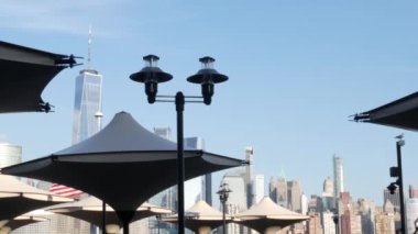 New York City rıhtımı, Manhattan şehir merkezi finans bölgesi, Dünya Ticaret Merkezi binası, nehir manzaralı gökdelenler. J Owen Grundy Park, New Jersey 'den. Birleşik Devletler mimarisi. Hudson..