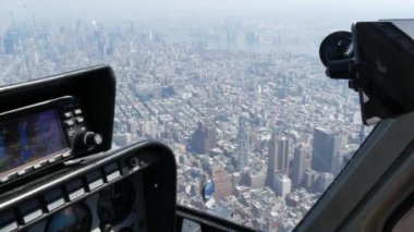 New York Şehri helikopter kabin uçuşu, ABD Manhattan üzerinde uçan helikopter kokpiti. Dünya Ticaret Merkezi Kulesi, şehir merkezi, Tribeca. Ekstrem turizm, ABD seyahati. Kamera titriyor. Kontrol paneli.