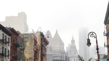 New York City Manhattan Soho bölgesi Grand ve Centre caddesi Broadway yakınlarında. NYC, ABD 'deki eski klasik Amerikan mimarisi. Şehir merkezi belediye binası, ABD Mahkemesi. Sis içindeki fener..