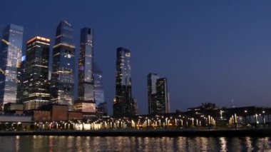 Nehir feribotundan New York City silueti. Manhattan Midtown, Hudson Yards feribotundan gökdelenler. Liman manzarası, nehir kenarındaki binalar, ABD. İyi akşamlar, alacakaranlık..