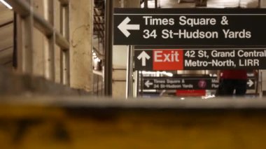 New York metro istasyonu içi, yeraltı metro platformu. Birleşik Devletler metro taşımacılığı. Demiryolu merkezi, yolcu trafiği kavşağı. Times Meydanı, Grand Central, 42. Cadde 'de mesaj var.