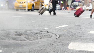 New York City Times Meydanı, Manhattan Midtown Broadway Caddesi, ABD. Amerikan NYC şehir hayatı. İnsanlar zebra yaya geçidinde yayalar. Yol trafiği. Düşük açılı bacak manzarası. Kanalizasyon kapağından çıkan sıcak duman.