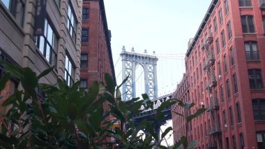 Dumbo, Brooklyn 'deki New York City Manhattan Köprüsü. Washington Caddesi 'nde Water Caddesi' nin yanındaki kırmızı tuğladan bina. Klasik NYC endüstriyel mimarisi. İkonik Birleşik Devletler turizm simgesi. ABD 'ye Seyahat.