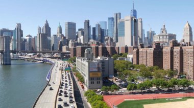 Manhattan Köprüsü 'nden Brooklyn Köprüsü. New York City şehir merkezi, finans bölgesi şehir merkezi, Dünya Ticaret Merkezi. FDR Drive karayolu üzerindeki taşımacılık trafiği, Doğu Nehri suyu, ABD.