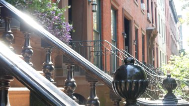 New York City konak binası, Brooklyn Heights yerleşim bölgesi, ABD. Brownstone şehir mimarisi, bağlı ev. Amerika Birleşik Devletleri emlak, Amerikan mülkü, New York 'ta apartmanlar ve evler.