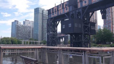 New York City Gantry Plaza rıhtımı, Long Island tabelası, Hunters Point, Queens, ABD. Endüstriyel rıhtım demirden yapılma tarihi tarihi nehir kenarı kenti, Manhattan 'ın karşısındaki East River.