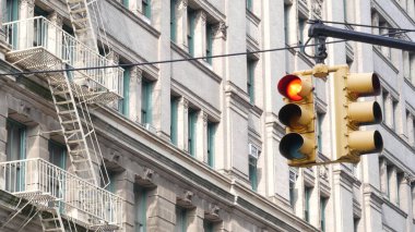 Broadway caddesi yakınlarındaki New York City Manhattan Soho moda bölgesi. Amerikan şehir binası cephesi, eski klasik Amerikan mimarisi. New York, Amerika 'dan alışveriş. İş ve konut mülkleri.