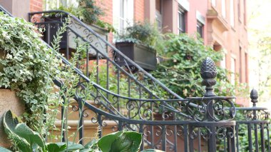 New York City konak binası, Brooklyn Heights yerleşim bölgesi, ABD. Brownstone şehir mimarisi, bağlı ev. Amerika Birleşik Devletleri emlak, Amerikan mülkü, New York 'ta apartmanlar ve evler.