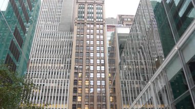 New York City Manhattan Midtown binası mimarisi, ABD 'de şehir sokağı. Broadway ve Bryant Park yakınlarındaki 42. Cadde 'de evleri olan evler, ABD' deki emlak mülkleri. Gerçeklik