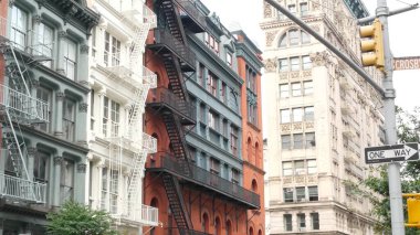 New York City Manhattan Soho moda bölgesi Broom, Crosby caddeleri, Broadway. ABD şehir binası cephesi, eski klasik Amerikan mimarisi NYC, ABD. İş ve konut mülkleri.