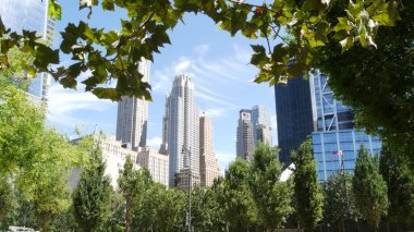 New York City Aşağı Manhattan, Downtown Finans Bölgesi mimarisi, Birleşik Devletler. Yüksek gökdelenler, konutlar ve ofis binaları, ABD. Amerikan şehir sokağı, emlak, New York 'ta emlak..