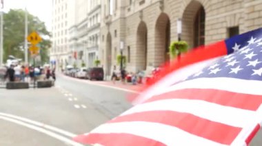 New York City Suçlama Boğa, Wall Street Borsa sembolü ABD. Aşağı Manhattan Merkez Finans Bölgesi, Birleşik Devletler. Broadway caddesinde Amerikan Bayrağı. Odaklanamayan turistler. Yer imi.