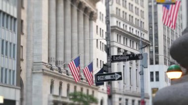New York, Birleşik Devletler. Aşağı Manhattan Merkez Finans Bölgesi. Amerikan Wall Street. Borsa ve Broad köşe trafik levhası. Borsa, ABD Borsası. Kesişen yol.