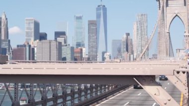 Arabalar Brooklyn Köprüsü 'nden Dumbo' ya. New York City Manhattan şehir merkezi silueti, finans bölgesi şehir manzarası. Dünya Ticaret Merkezi, Dünya Ticaret Merkezi gökdeleni. Yol trafiği ve mimari. İkonik simge, ABD seyahati