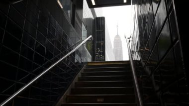 New York metro metrosu. Empire State binası. Metropolitan girişi ya da çıkışı, Manhattan, 34. Cadde. New York şehir merkezi finans sektörü. Toplu taşıma istasyonu merdivenleri.