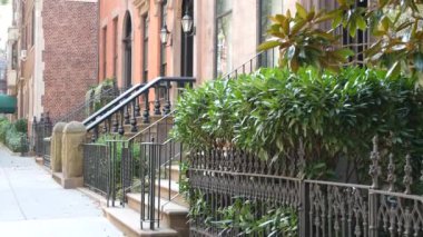 New York City konak binası, Brooklyn Heights yerleşim bölgesi, ABD. Brownstone şehir mimarisi, bağlı ev. Amerika Birleşik Devletleri emlak, Amerikan mülkü, New York 'ta apartmanlar ve evler.