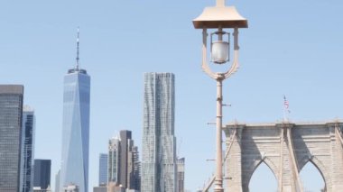 Brooklyn Köprüsü 'nden Manhattan' a. New York City gökyüzü mimarisi, finans bölgesi şehir manzarası. Dünya Ticaret Merkezi, Dünya Ticaret Merkezi gökdeleni, fener. ABD seyahat rotası. Amerika Birleşik Devletleri.