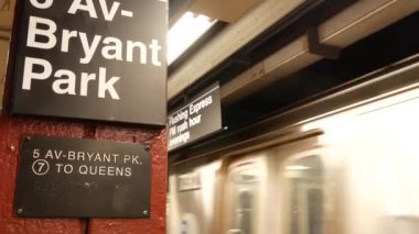 New York metro istasyonu, yeraltı metro platformu işareti. Metro treni, demiryolu yolcusu toplu taşıma, Birleşik Devletler. Yazı tahtası: 5 Avenue, Bryant Park. Beşinci av, Manhattan..