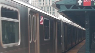 New York metro istasyonu. Metropolitan platformunda metro treni, Birleşik Devletler toplu taşımacılığı. Queens 'teki Court Square demiryolu hattında yükseltilmiş. New York yolcusu tren yolu trafiği, Long Island City